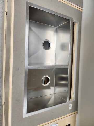 Blanco 401244 QUATRUS R0 33 in. 60/40 Double Bowl Undermount Stainless Steel Kitchen Sink Floormodel Clearance