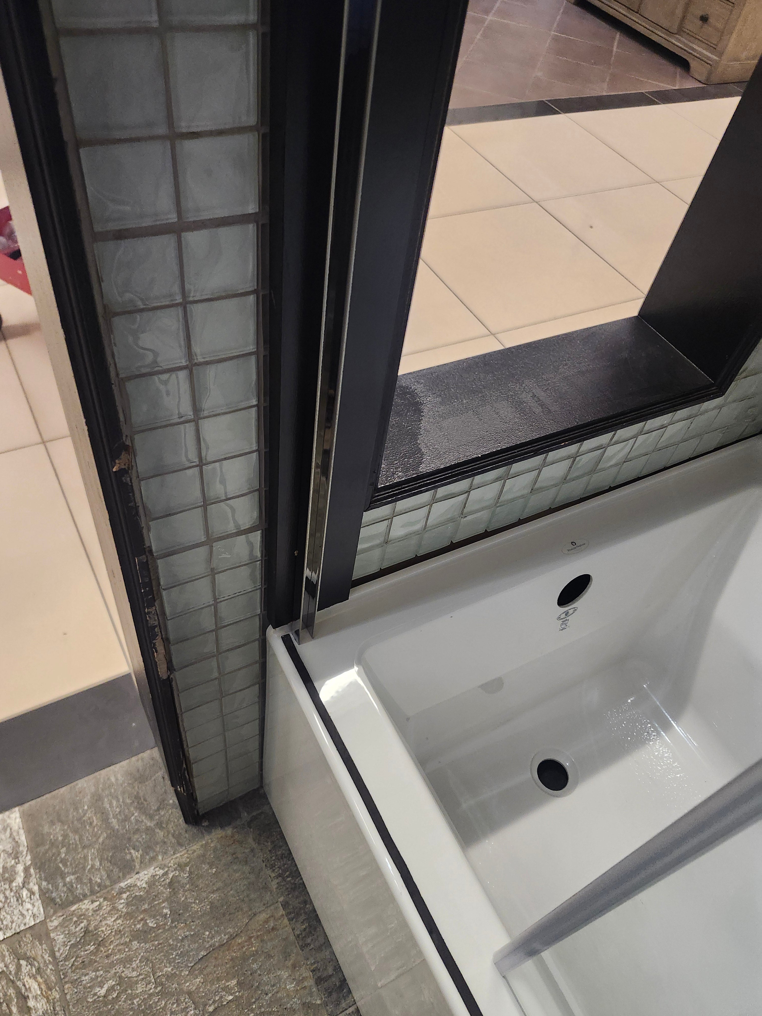 neptune 60 x 32 built in bathtub and vida tub door (as is)