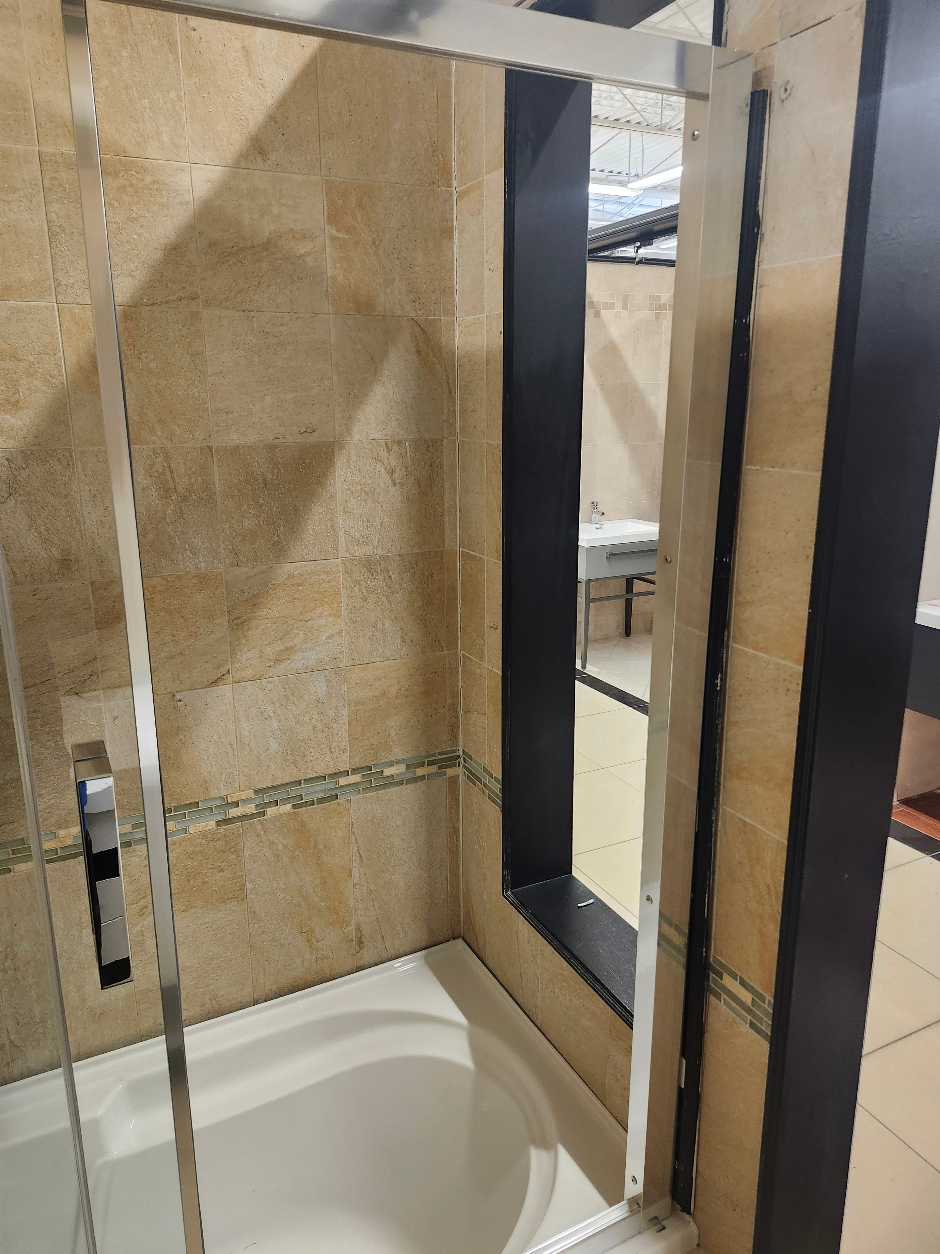 Maax 60 x 32 built in bathtub and vida tub door (as is)