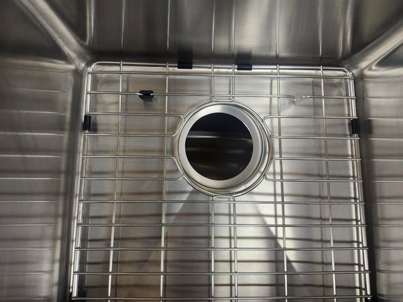 Vida Acute 32" x 18" Stainless Steel Square Undermount Kitchen Sink Floormodel Clearance As is