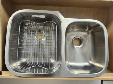 Vida Axes 32" x 21" Stainless Steel Round Undermount Kitchen Sink Floormodel Clearance