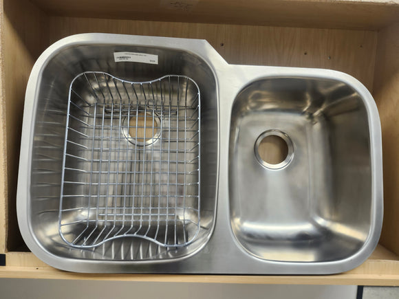 Vida Axes 32" x 21" Stainless Steel Round Undermount Kitchen Sink Floormodel Clearance