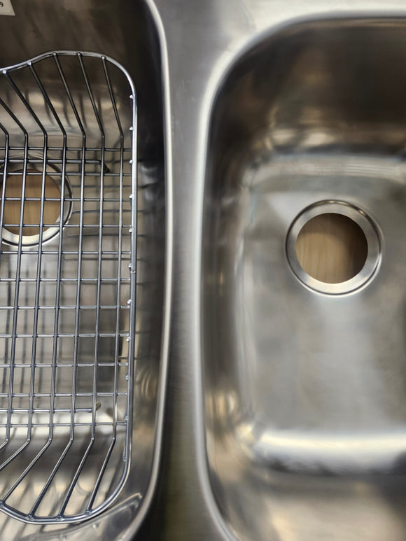 Vida Axes 32" x 21" Stainless Steel Round Undermount Kitchen Sink Floormodel Clearance