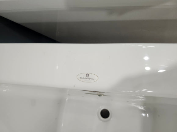 Neptune Freestanding Bathtub 60 x 32 Air Side Ametys White AM3260A Floormodel As is Etobicoke
