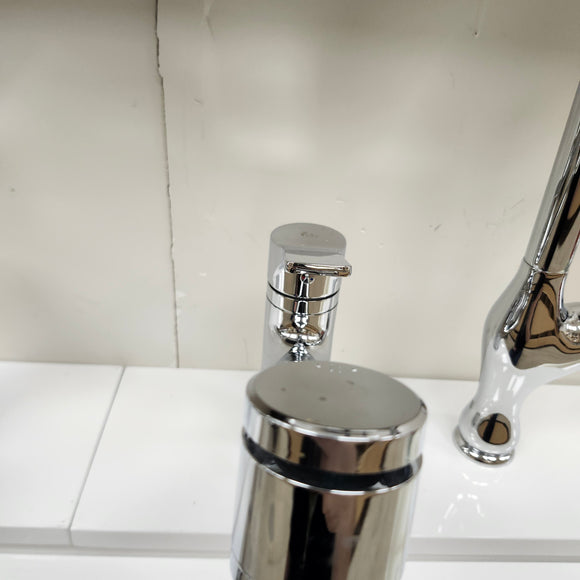 Vida Kitchen Faucet with Extending Faucet Head Chrome Floormodel Clearance As Is