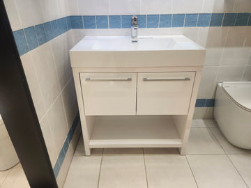 32" Vero Glossy White Vanity with Countertop Combo (as is)