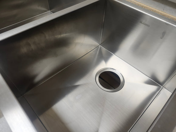 Blanco 401244 QUATRUS R0 33 in. 60/40 Double Bowl Undermount Stainless Steel Kitchen Sink Floormodel Clearance