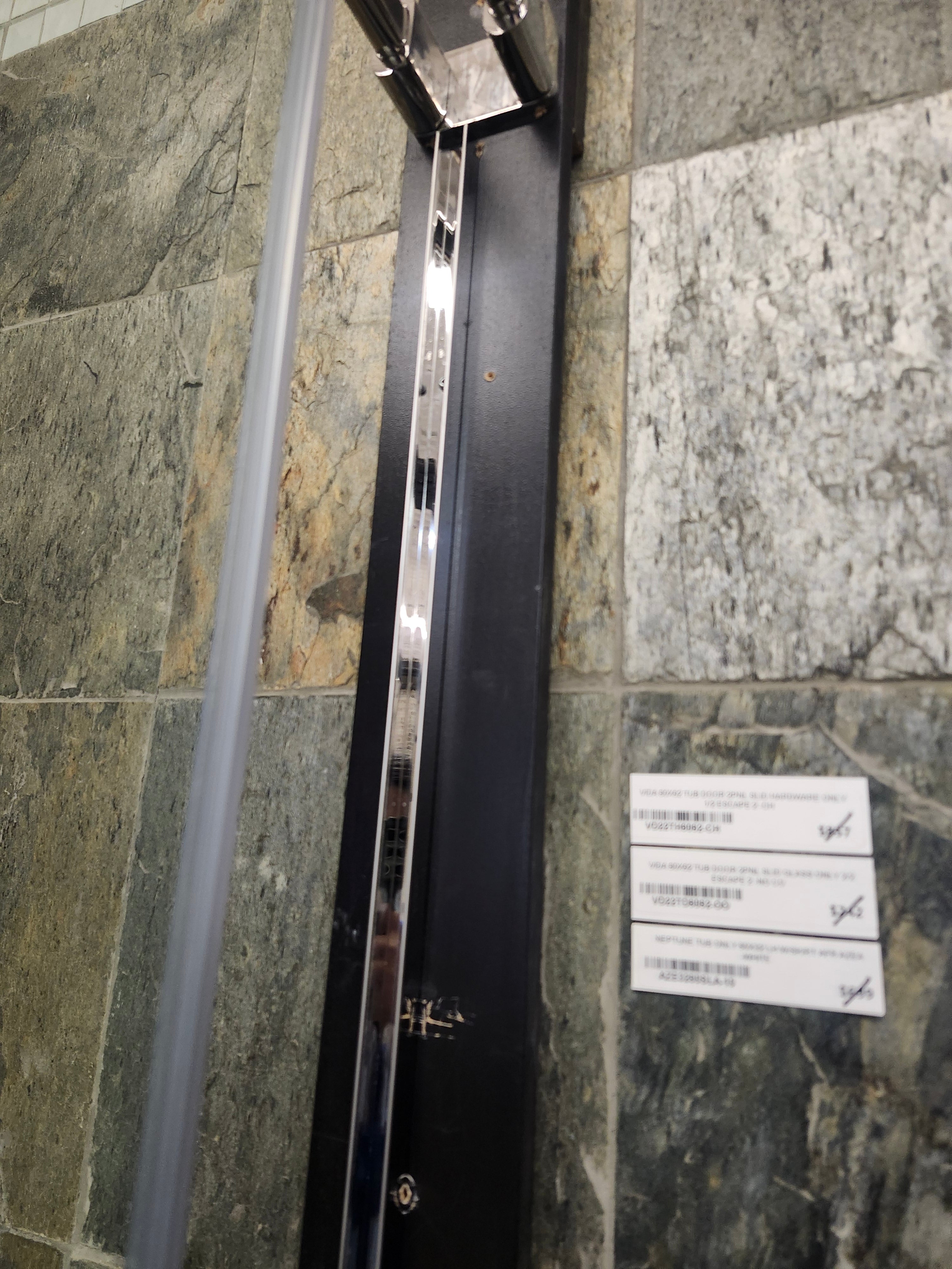 neptune 60 x 32 built in bathtub and vida tub door (as is)