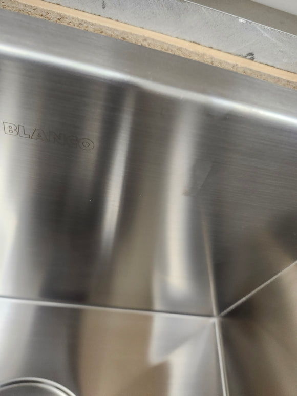 Blanco 401244 QUATRUS R0 33 in. 60/40 Double Bowl Undermount Stainless Steel Kitchen Sink Floormodel Clearance