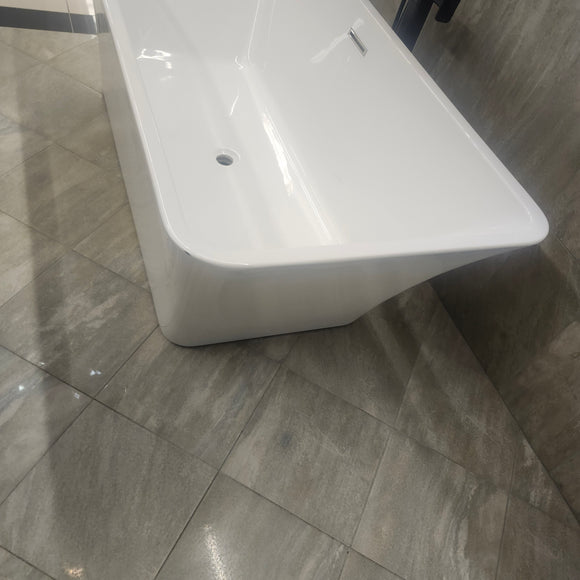 Rubi Eve 67 x 30 Freestanding Bathtub Floormodel Clearance as is M4