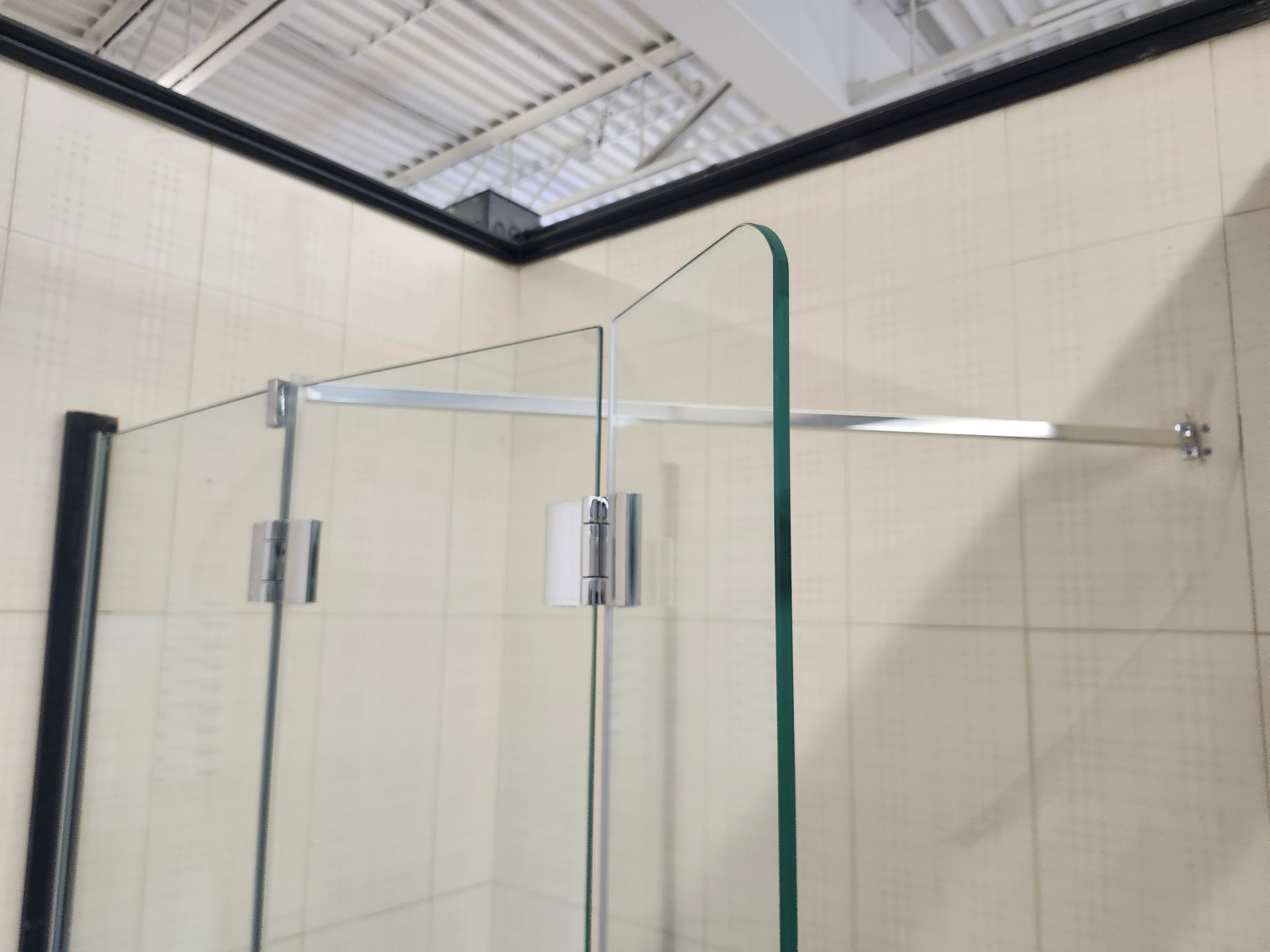 Modus Tub Door 60" high and 60x32 built in vida bathtub (as is)