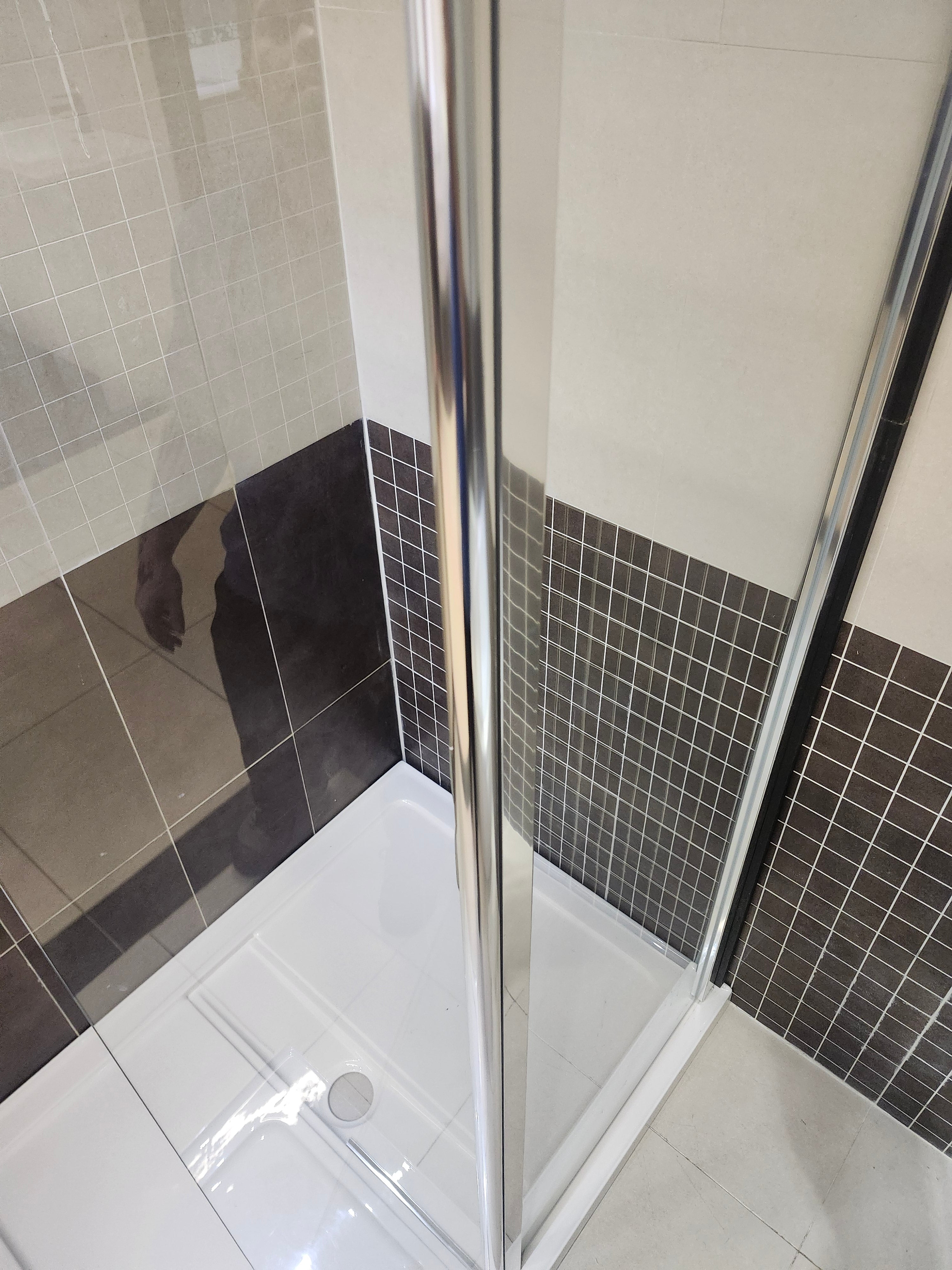 Vida 48 x 36 shower bsae and vida shower door (as is)