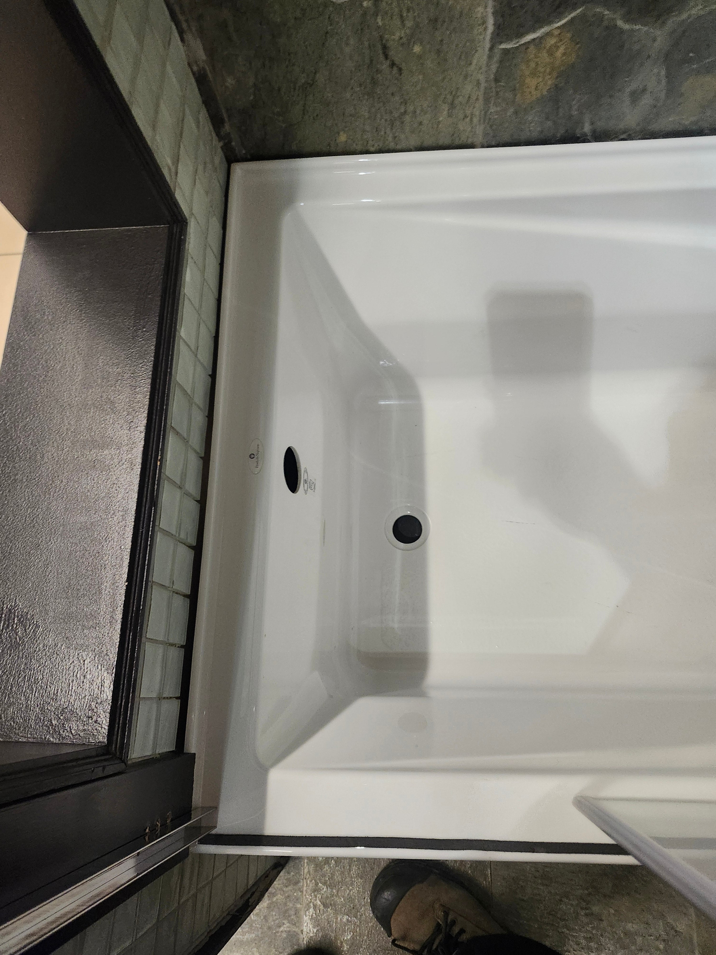 neptune 60 x 32 built in bathtub and vida tub door (as is)