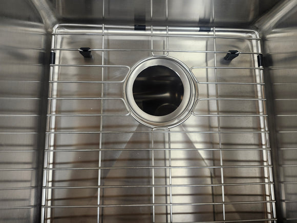 Vida Acute 32" x 18" Stainless Steel Square Undermount Kitchen Sink Floormodel Clearance As is