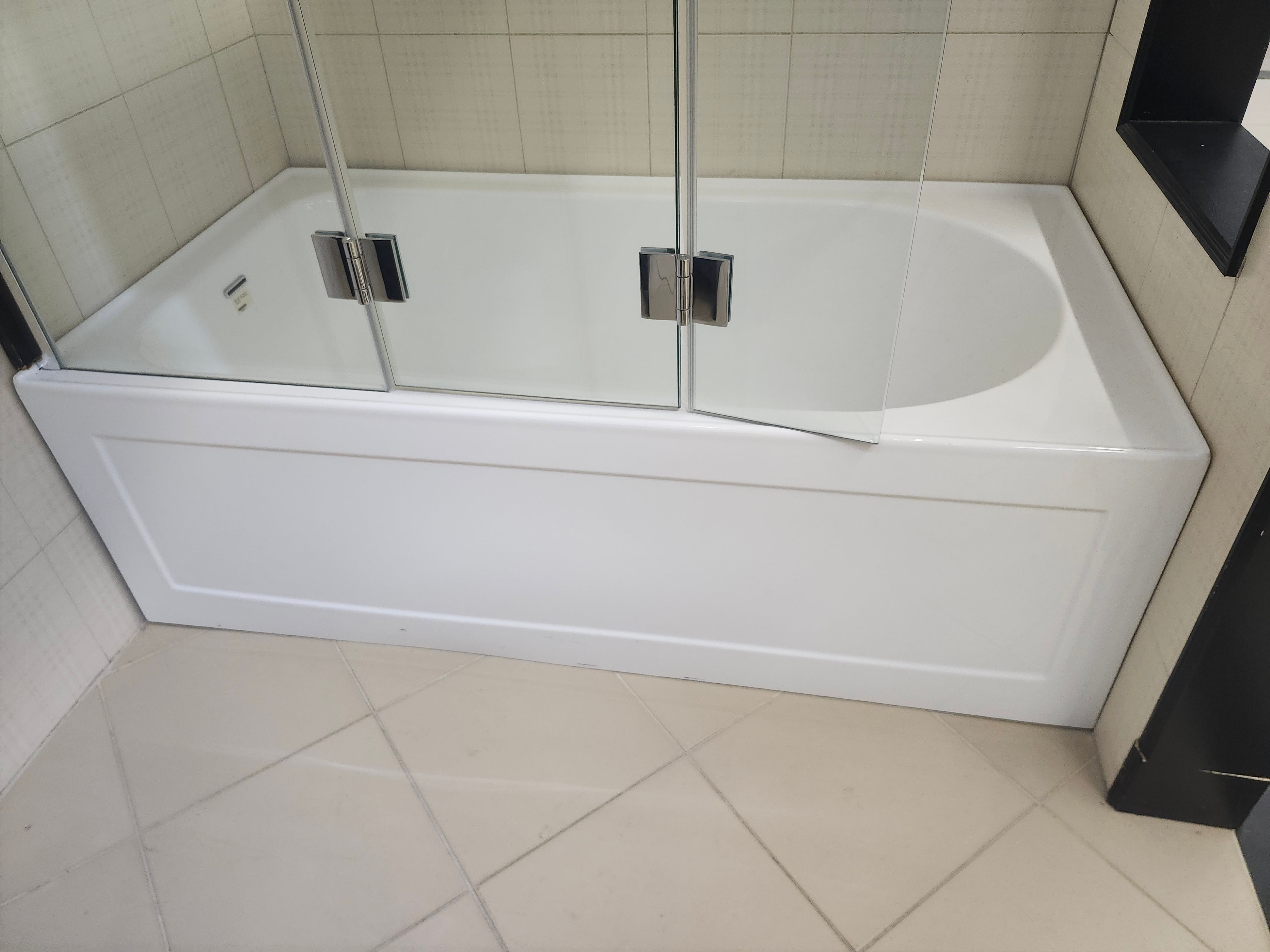 Modus Tub Door 60" high and 60x32 built in vida bathtub (as is)