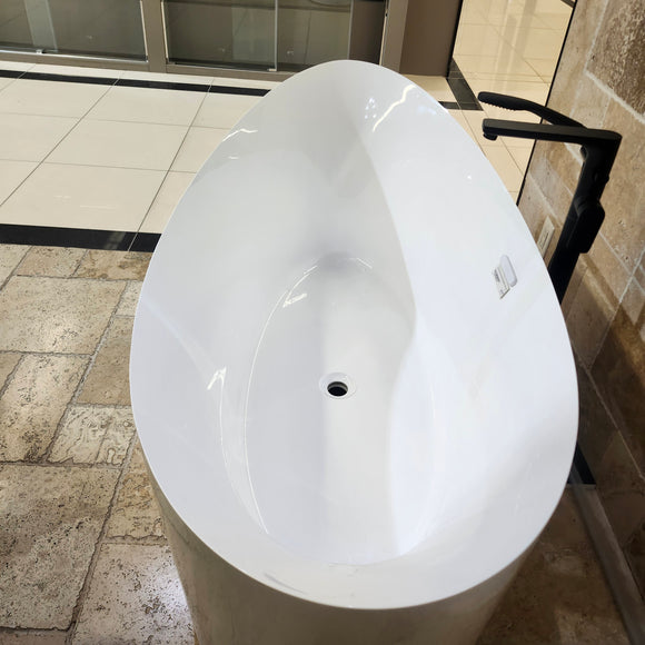 Aura Fiora 69 x 32 Freestanding Bathtub Floormodel Sold as is Clearance M9
