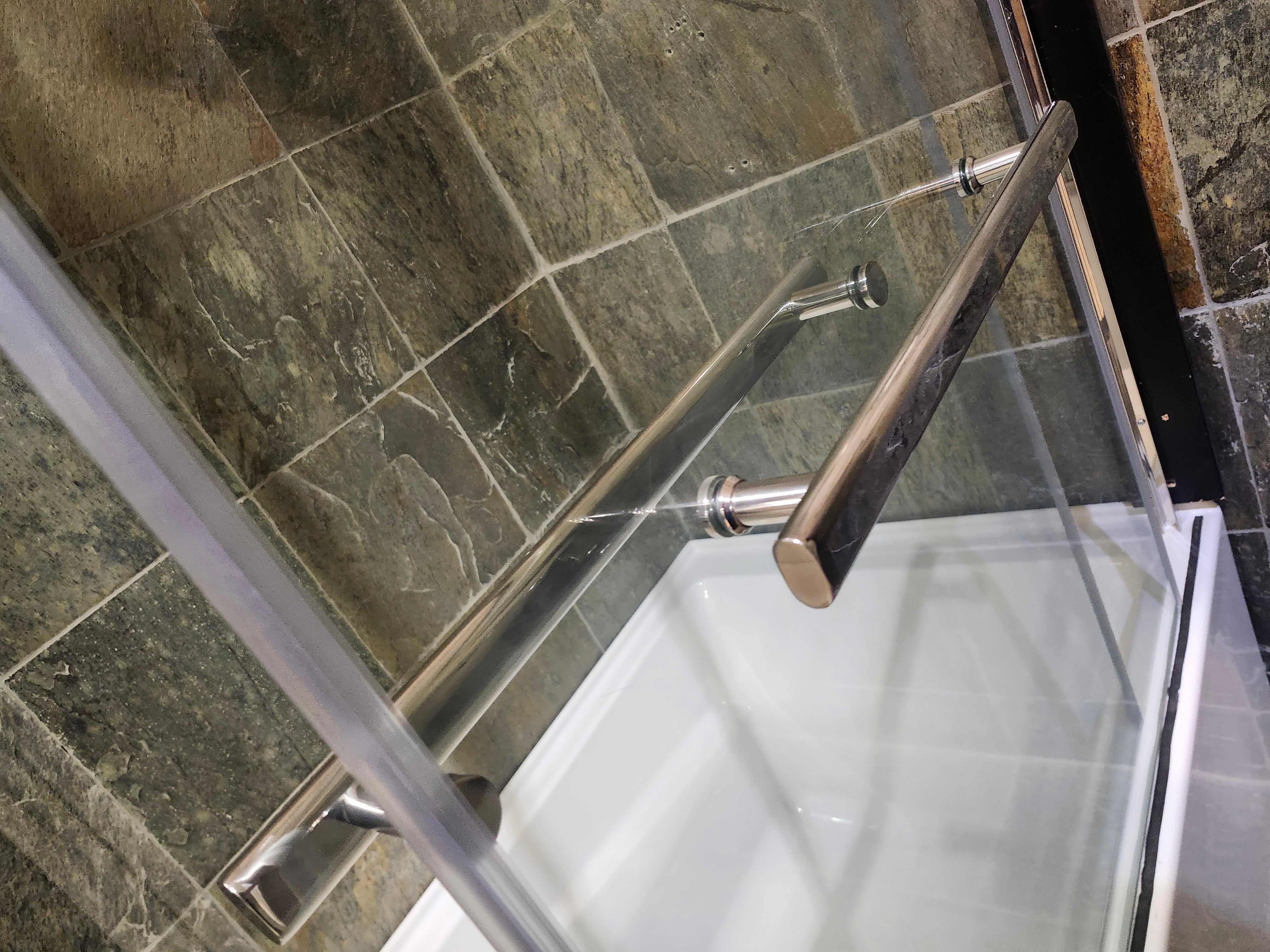 neptune 60 x 32 built in bathtub and vida tub door (as is)