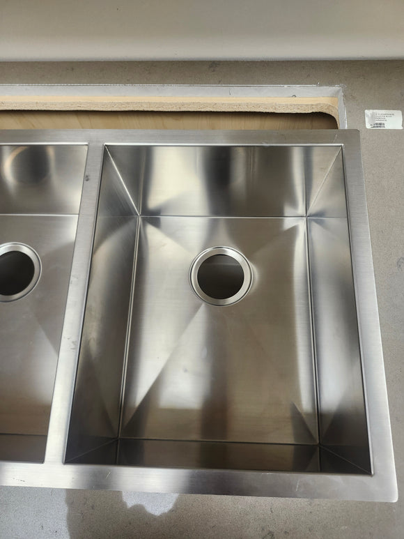 Blanco 401244 QUATRUS R0 33 in. 60/40 Double Bowl Undermount Stainless Steel Kitchen Sink Floormodel Clearance