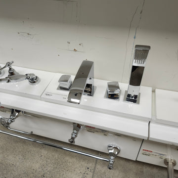 Vida Blois Roman Deck 4pc Bathroom Tub Faucet Square Chrome Floormodel Sold as is