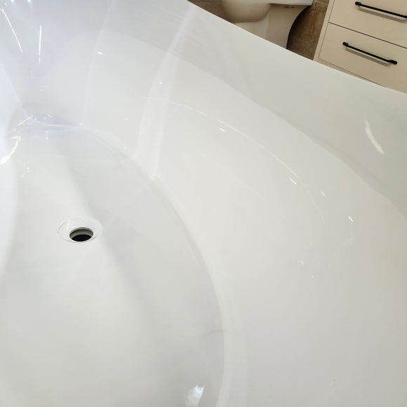Aura Fiora 69 x 32 Freestanding Bathtub Floormodel Sold as is Clearance M9