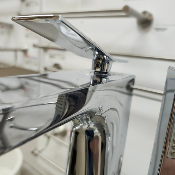 Vida Wave Floormount Tub Filler with Hand Held Shower Head and Lever Handle Floormodel Clearance as Is