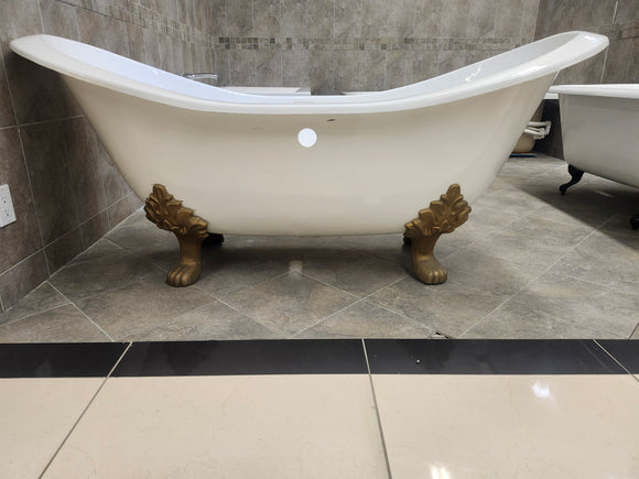 Vida Clawfoot Tub 72 x 31 with Feet White Floormodel Clearance m6
